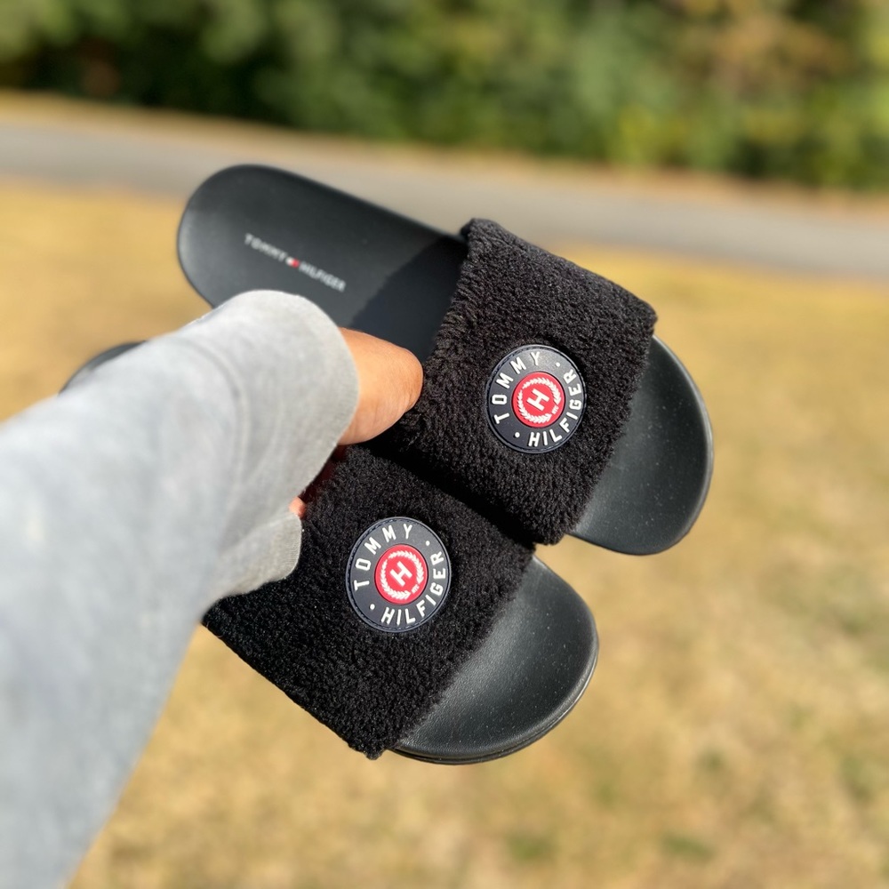 SIZE 10 MEN AUTHENTIC TOMMY HILFIGER FUR SLIDES‼️‼️